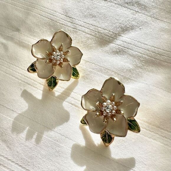 Delicate white flower with pearl accent stud earrings for spring - Picture 1 of 11